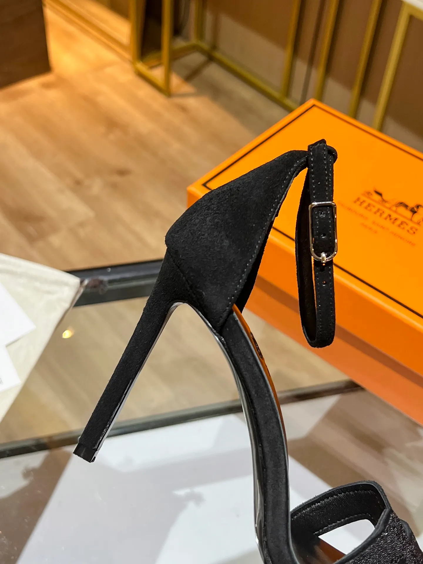 👟👟Ex-factory price 600👟👟 Hermès high-heeled sandals Hermès high-heeled shoes are the simplest, most durable and elegant I have ever seen! ! ! It can hold any style, and the height of 10.5cm is easy to control. Each color has its own unique style. You must buy this one, it is really easy to wear and look good! size: 35-40 (34.40.41 customization is non-returnable and non-exchangeable)